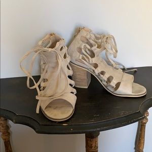Lace-up chunky heel shoe